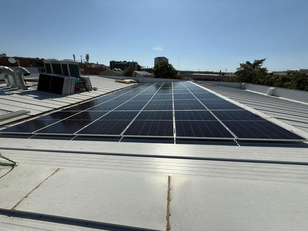 Sistemas fotovoltaicos con paneles solares instalados en cubierta plana por Ximofotovoltaica con experiencia en estructuras elevadas