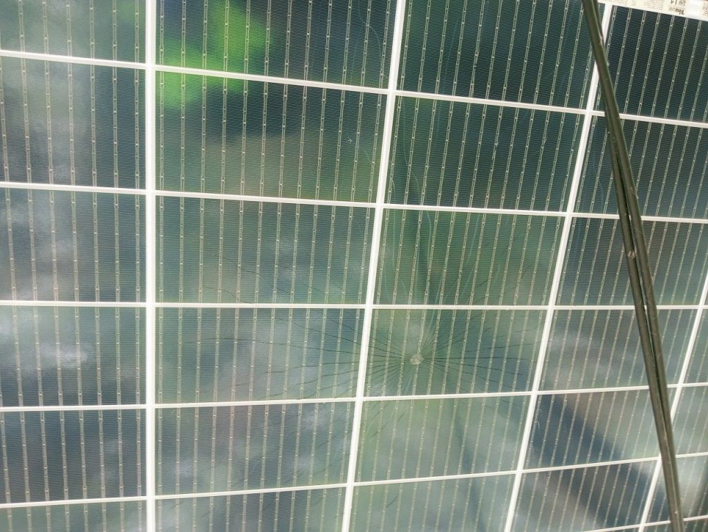 Detalle de células fotovoltaicas de panel solar monocristalino de alta eficiencia para sistemas fotovoltaicos