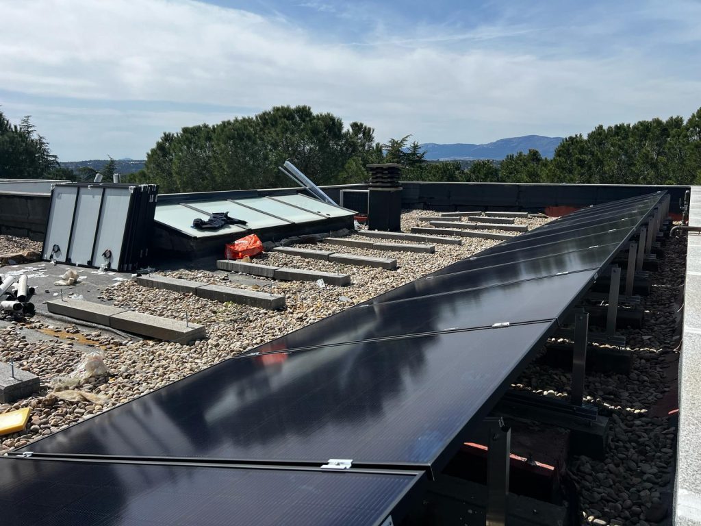 Instalación de paneles solares en sistemas fotovoltaicos residenciales en zona rural por Ximofotovoltaica con experiencia en diversas ubicaciones